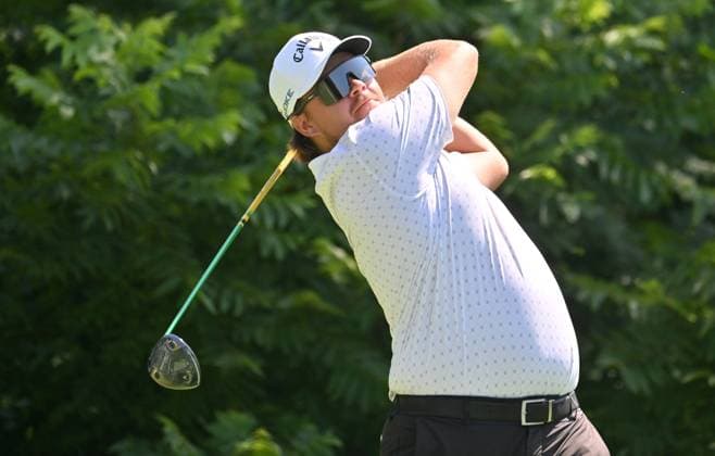 SILVIS, IL - JULY 06: Golfer Carson Young tees off on the 2 hole during the third round of the John Deere Golf PGA, Golf Herren Classic on July 06, 2024, at TPC Deere Run in Silvis IL. (Photo by Keith Gillett Icon Sportswire) GOLF: JUL 06 PGA John Deere Classic EDITORIAL USE ONLY Icon24070651