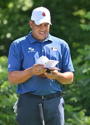 SILVIS, IL - JULY 06: Golfer Jonathan Vegas checks his notes before teeing off on the 2 hole during the third round of the John Deere Golf PGA, Golf Herren Classic on July 06, 2024, at TPC Deere Run in Silvis IL. (Photo by Keith Gillett Icon Sportswire) GOLF: JUL 06 PGA John Deere Classic EDITORIAL USE ONLY Icon24070654