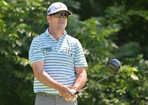 SILVIS, IL - JULY 06: Golfer Zach Johnson react after teeing off on the 2 hole during the third round of the John Deere Golf PGA, Golf Herren Classic on July 06, 2024, at TPC Deere Run in Silvis IL. (Photo by Keith Gillett Icon Sportswire) GOLF: JUL 06 PGA John Deere Classic EDITORIAL USE ONLY Icon24070657