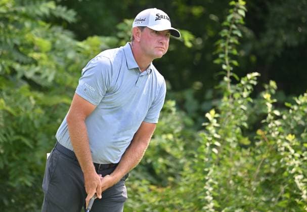 SILVIS, IL - JULY 06: Golfer Lucas Glover watches his ball after teeing off on the 2 hole during the third round of the John Deere Golf PGA, Golf Herren Classic on July 06, 2024, at TPC Deere Run in Silvis IL. (Photo by Keith Gillett Icon Sportswire) GOLF: JUL 06 PGA John Deere Classic EDITORIAL USE ONLY Icon24070662