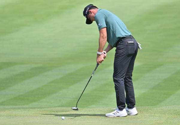 SILVIS, IL - JULY 06: Golfer Michael Thorbjornson putts on the 1 green during the third round of the John Deere Golf PGA, Golf Herren Classic on July 06, 2024, at TPC Deere Run in Silvis IL. (Photo by Keith Gillett Icon Sportswire) GOLF: JUL 06 PGA John Deere Classic EDITORIAL USE ONLY Icon24070666