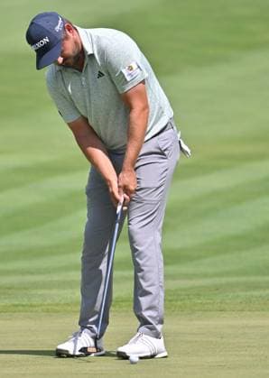 SILVIS, IL - JULY 06: golfer Andrew Novak putts on the 1 green during the third round of the John Deere Golf PGA, Golf Herren Classic on July 06, 2024, at TPC Deere Run in Silvis IL. (Photo by Keith Gillett Icon Sportswire) GOLF: JUL 06 PGA John Deere Classic EDITORIAL USE ONLY Icon24070667