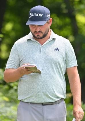 SILVIS, IL - JULY 06: Golfer Andrew Novak checks his notes before teeing off on the 2 hole during the third round of the John Deere Golf PGA, Golf Herren Classic on July 06, 2024, at TPC Deere Run in Silvis IL. (Photo by Keith Gillett Icon Sportswire) GOLF: JUL 06 PGA John Deere Classic EDITORIAL USE ONLY Icon24070668