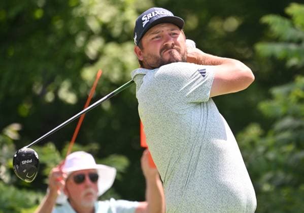 SILVIS, IL - JULY 06: Golfer Andrew Novak tees off on the 2 hole during the third round of the John Deere Golf PGA, Golf Herren Classic on July 06, 2024, at TPC Deere Run in Silvis IL. (Photo by Keith Gillett Icon Sportswire) GOLF: JUL 06 PGA John Deere Classic EDITORIAL USE ONLY Icon24070669