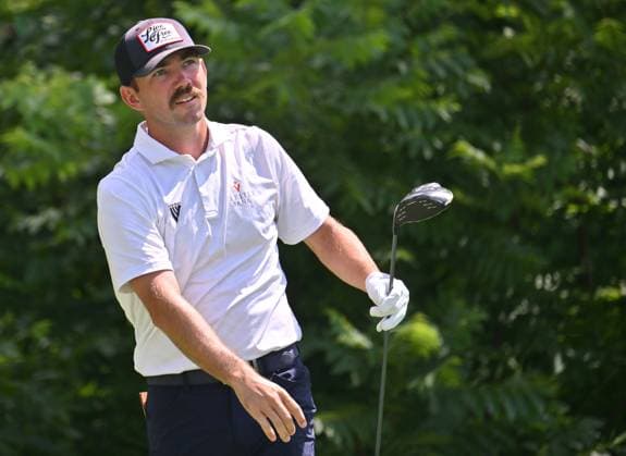 SILVIS, IL - JULY 06: Golfer Chandler Phillips watches his ball after teeing off on the 2 hole during the third round of the John Deere Golf PGA, Golf Herren Classic on July 06, 2024, at TPC Deere Run in Silvis IL. (Photo by Keith Gillett Icon Sportswire) GOLF: JUL 06 PGA John Deere Classic EDITORIAL USE ONLY Icon24070672