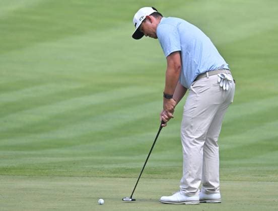 SILVIS, IL - JULY 06: Golfer Rico Hoey putts on the 1 green during the third round of the John Deere Golf PGA, Golf Herren Classic on July 06, 2024, at TPC Deere Run in Silvis IL. (Photo by Keith Gillett Icon Sportswire) GOLF: JUL 06 PGA John Deere Classic EDITORIAL USE ONLY Icon24070676