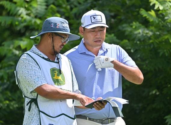 SILVIS, IL - JULY 06: Golfer Chan Kim talks to his caddie before being off on the 2 hole during the third round of the John Deere Golf PGA, Golf Herren Classic on July 06, 2024, at TPC Deere Run in Silvis IL. (Photo by Keith Gillett Icon Sportswire) GOLF: JUL 06 PGA John Deere Classic EDITORIAL USE ONLY Icon24070679