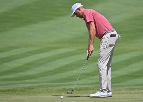 SILVIS, IL - JULY 06: Golfer Brendon Todd putts on the 1 green during the third round of the John Deere Golf PGA, Golf Herren Classic on July 06, 2024, at TPC Deere Run in Silvis IL. (Photo by Keith Gillett Icon Sportswire) GOLF: JUL 06 PGA John Deere Classic EDITORIAL USE ONLY Icon24070684