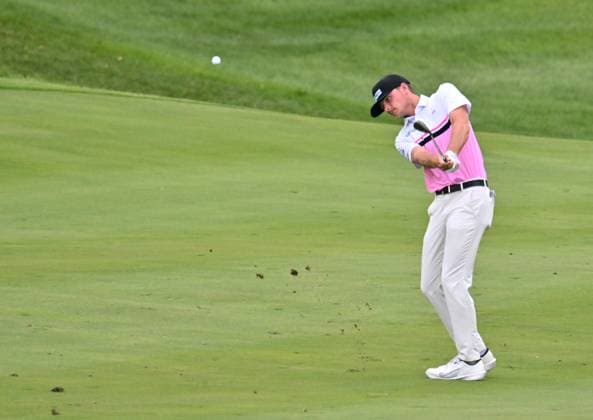 SILVIS, IL - JULY 06: Amateur golfer Luke Clanton hits onto the 1 green during the third round of the John Deere Golf PGA, Golf Herren Classic on July 06, 2024, at TPC Deere Run in Silvis IL. (Photo by Keith Gillett Icon Sportswire) GOLF: JUL 06 PGA John Deere Classic EDITORIAL USE ONLY Icon24070689