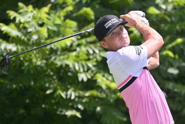 SILVIS, IL - JULY 06: Amateur golfer Luke Clanton tees off on the 2 hole during the third round of the John Deere Golf PGA, Golf Herren Classic on July 06, 2024, at TPC Deere Run in Silvis IL. (Photo by Keith Gillett Icon Sportswire) GOLF: JUL 06 PGA John Deere Classic EDITORIAL USE ONLY Icon24070693