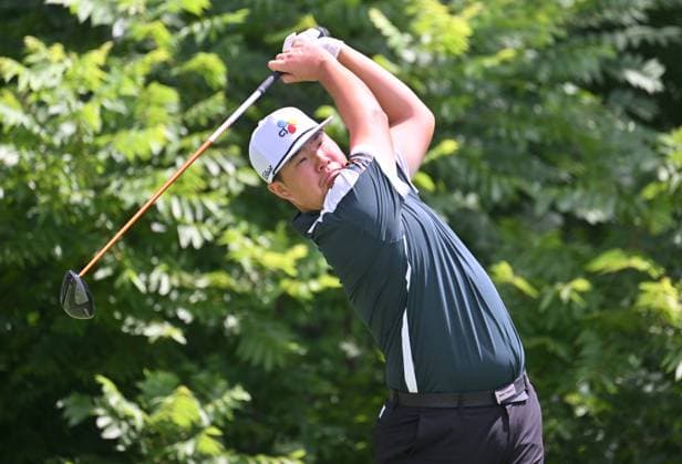SILVIS, IL - JULY 06: Golfer Sunljae Im tees off on the 2 hole during the third round of the John Deere Golf PGA, Golf Herren Classic on July 06, 2024, at TPC Deere Run in Silvis IL. (Photo by Keith Gillett Icon Sportswire) GOLF: JUL 06 PGA John Deere Classic EDITORIAL USE ONLY Icon24070694