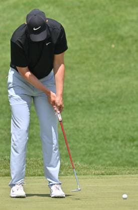 SILVIS, IL - JULY 06: Golfer Davis Thompson putts on the 1 green during the third round of the John Deere Golf PGA, Golf Herren Classic on July 06, 2024, at TPC Deere Run in Silvis IL. (Photo by Keith Gillett Icon Sportswire) GOLF: JUL 06 PGA John Deere Classic EDITORIAL USE ONLY Icon24070698