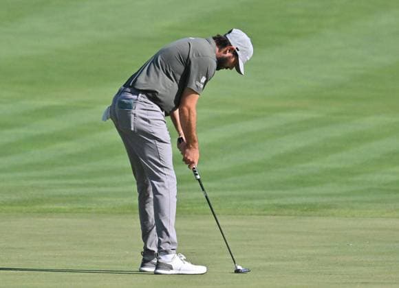 SILVIS, IL - JULY 06: Golfer Sam Ryder putts on the 1 green during the third round of the John Deere Golf PGA, Golf Herren Classic on July 06, 2024, at TPC Deere Run in Silvis IL. (Photo by Keith Gillett Icon Sportswire) GOLF: JUL 06 PGA John Deere Classic EDITORIAL USE ONLY Icon24070601