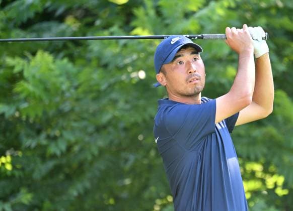 SILVIS, IL - JULY 06: Golfer Doug Ghim watches his ball after teeing off on the 2 hole during the third round of the John Deere Golf PGA, Golf Herren Classic on July 06, 2024, at TPC Deere Run in Silvis IL. (Photo by Keith Gillett Icon Sportswire) GOLF: JUL 06 PGA John Deere Classic EDITORIAL USE ONLY Icon24070607