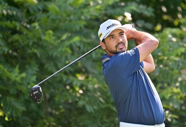 SILVIS, IL - JULY 06: Golfer Jason Day tees off on the 2 hole during the third round of the John Deere Golf PGA, Golf Herren Classic on July 06, 2024, at TPC Deere Run in Silvis IL. (Photo by Keith Gillett Icon Sportswire) GOLF: JUL 06 PGA John Deere Classic EDITORIAL USE ONLY Icon24070608