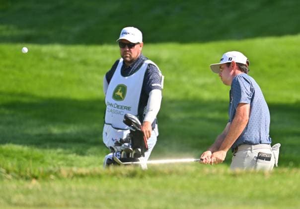 SILVIS, IL - JULY 06: Golfer J.T. Poston hits out of the rough onto the 1 green during the third round of the John Deere Golf PGA, Golf Herren Classic on July 06, 2024, at TPC Deere Run in Silvis IL. (Photo by Keith Gillett Icon Sportswire) GOLF: JUL 06 PGA John Deere Classic EDITORIAL USE ONLY Icon24070609