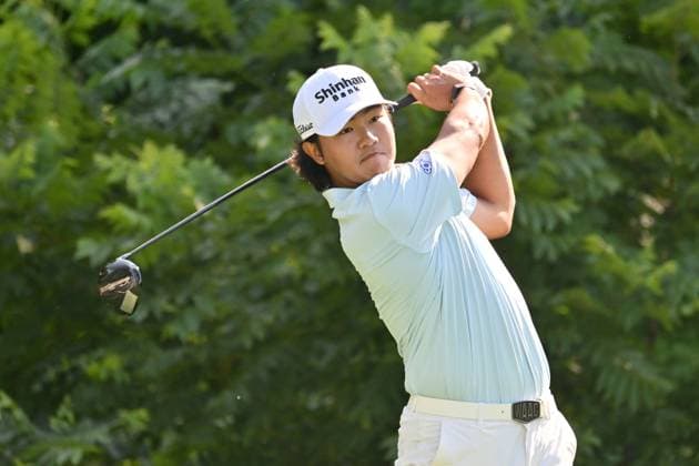 SILVIS, IL - JULY 06: Golfer S.H. Kim tees off on the 2 hole during the third round of the John Deere Golf PGA, Golf Herren Classic on July 06, 2024, at TPC Deere Run in Silvis IL. (Photo by Keith Gillett Icon Sportswire) GOLF: JUL 06 PGA John Deere Classic EDITORIAL USE ONLY Icon24070612