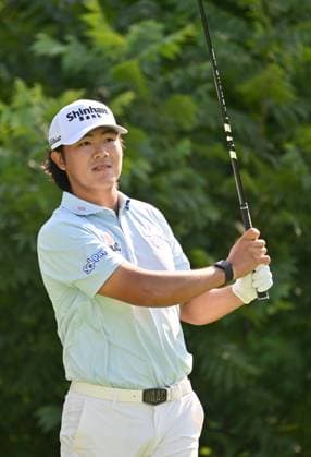 SILVIS, IL - JULY 06: Golfer j.T. Kim reacts as he watches his ball after teeing off on the 32 hole during the third round of the John Deere Golf PGA, Golf Herren Classic on July 06, 2024, at TPC Deere Run in Silvis IL. (Photo by Keith Gillett Icon Sportswire) GOLF: JUL 06 PGA John Deere Classic EDITORIAL USE ONLY Icon24070613