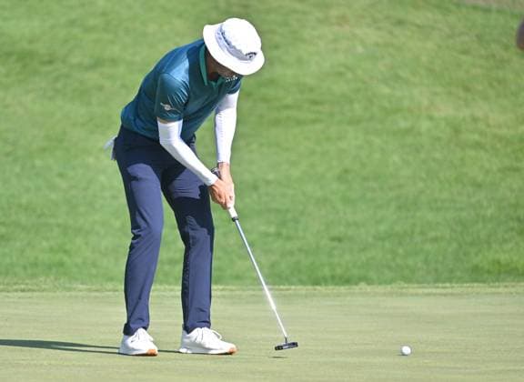 SILVIS, IL - JULY 06: Golfer Dylan Frittelli putts on the 1 green during the third round of the John Deere Golf PGA, Golf Herren Classic on July 06, 2024, at TPC Deere Run in Silvis IL. (Photo by Keith Gillett Icon Sportswire) GOLF: JUL 06 PGA John Deere Classic EDITORIAL USE ONLY Icon24070615