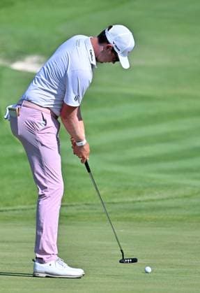SILVIS, IL - JULY 06: Golfer Ben Griffen puts on the 1 green during the third round of the John Deere Golf PGA, Golf Herren Classic on July 06, 2024, at TPC Deere Run in Silvis IL. (Photo by Keith Gillett Icon Sportswire) GOLF: JUL 06 PGA John Deere Classic EDITORIAL USE ONLY Icon24070617