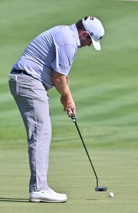 SILVIS, IL - JULY 06: Golfer Ben Taylor putts on the 1 green during the third round of the John Deere Golf PGA, Golf Herren Classic on July 06, 2024, at TPC Deere Run in Silvis IL. (Photo by Keith Gillett Icon Sportswire) GOLF: JUL 06 PGA John Deere Classic EDITORIAL USE ONLY Icon24070622