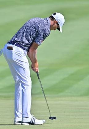 SILVIS, IL - JULY 06: Golfer Adrien Dumont de Chassert putts on the 1 green during the third round of the John Deere Golf PGA, Golf Herren Classic on July 06, 2024, at TPC Deere Run in Silvis IL. (Photo by Keith Gillett Icon Sportswire) GOLF: JUL 06 PGA John Deere Classic EDITORIAL USE ONLY Icon24070623