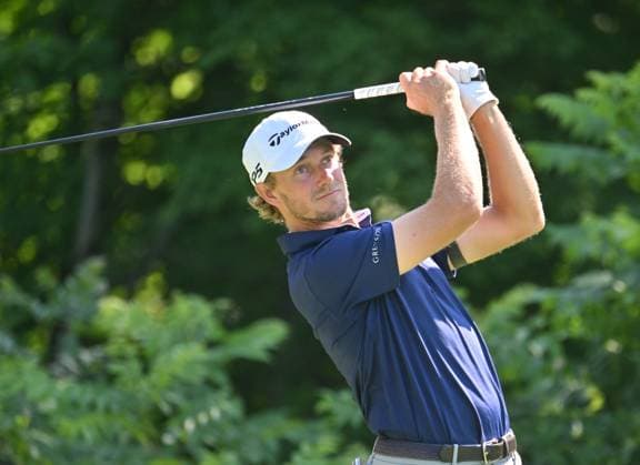 SILVIS, IL - JULY 06: Golfer Austin Smotherman tees off on the 2 hole during the third round of the John Deere Golf PGA, Golf Herren Classic on July 06, 2024, at TPC Deere Run in Silvis IL. (Photo by Keith Gillett Icon Sportswire) GOLF: JUL 06 PGA John Deere Classic EDITORIAL USE ONLY Icon24070630