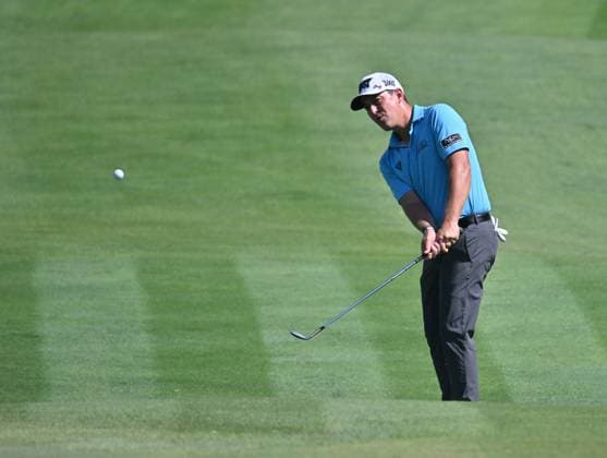 SILVIS, IL - JULY 06: Golfer Justin Lower hits onto the 1 green during the third round of the John Deere Golf PGA, Golf Herren Classic on July 06, 2024, at TPC Deere Run in Silvis IL. (Photo by Keith Gillett Icon Sportswire) GOLF: JUL 06 PGA John Deere Classic EDITORIAL USE ONLY Icon24070631