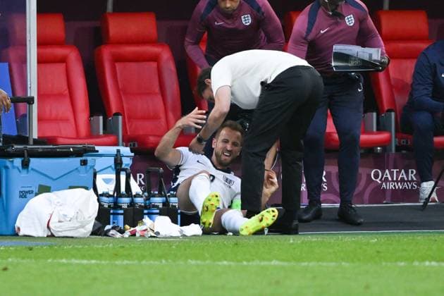 Coach Gareth Southgate England , re , helps Harry Kane England 06 07 2024, European Football Championship 2024, Euro 2024, quarter-final, England Switzerland 6 4 n E Düsseldorf Merkur Spiel Arena Germany Team2