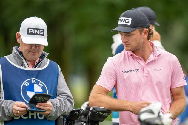 Freddy Schott in conversation with his caddy, BMW International Open 2024, Golf, 07 07 2024 Munich Bavaria Germany Copyright: xkolbert-press UlrichxGamelx