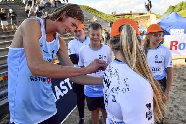 (240707) -- RAKVERE, July 7, 2024 -- Jacob Holting Nilsson (L) of Sweden signs for children after the men s gold medal game between Urmas Piik Dimitri Korotkov of Estonia and Jacob Holting Nilsson Elmer Andersson of Sweden at the 2024 Volleyball World Beach Pro Tour in Rakvere, Estonia, July 6, 2024. (Photo by Xinhua) (SP)ESTONIA-RAKVERE-VOLLEYBALL WORLD BEACH PRO TOUR SergeixStepanov 