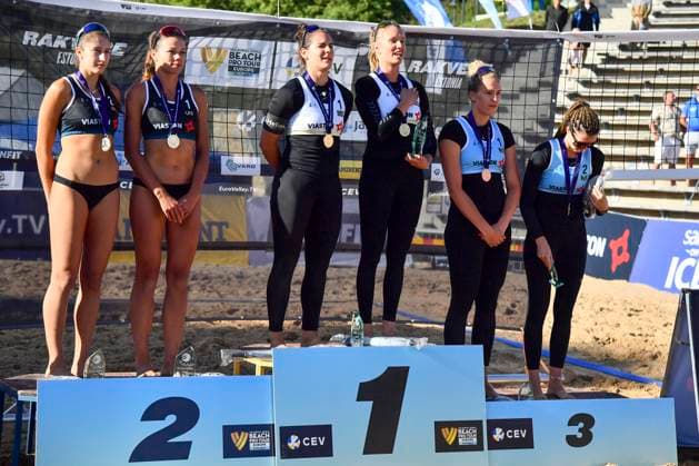 (240707) -- RAKVERE, July 7, 2024 -- (L to R)Silver medalists Maryna Hladun Tetiana Lazarenko of Ukraine, gold medalists Anna-Lena Grune Chenoa Christ of Germany and bronze medalists Gerda Grudzinskaite Rugile Grudzinskaite of Lithuania pose during the awarding ceremony for the women s event at the 2024 Volleyball World Beach Pro Tour in Rakvere, Estonia, July 6, 2024. (Photo by Xinhua) (SP)ESTONIA-RAKVERE-VOLLEYBALL WORLD BEACH PRO TOUR SergeixStepanov 
