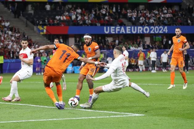 06 07 2024, xtgx, Football EM 2024 1 4 Final, Netherlands Turkey emspor, v l Cody Gakpo Netherlands, 11 , Mert Mueldur Müldür, Turkey, 18 schiesst Tor, schießt, Torschuetze, erzielt Tor, Treffer, scores the goal Eigentor DFL DFB REGULATIONS PROHIBIT ANY USE OF PHOTOGRAPHS as IMAGE SEQUENCES and or QUASI VIDEO Berlin