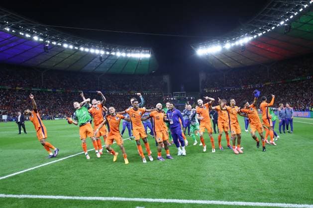 06 07 2024, xtgx, Football EM 2024 1 4 Final, Netherlands Turkey emspor, v l Netherlands jubilation over the victory, jubilation after the end of the match DFL DFB REGULATIONS PROHIBIT ANY USE OF PHOTOGRAPHS as IMAGE SEQUENCES and or QUASI VIDEO Berlin