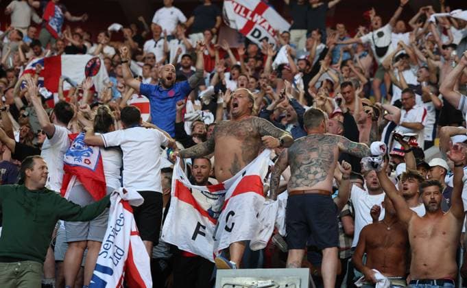 . - England v Switzerland, UEFA EURO, EM, Europameisterschaft,Fussball 2024, Quarter Final, Hamburg Football Stadium, Hamburg, Germany. - 6th July 2024. England fans celebrate after England win the penalty shoot out. - England v Switzerland, UEFA Euro 2024, Quarter Final, Hamburg Football Stadium, Hamburg, Germany. - 6th July 2024. Hamburg Hamburg Football Stadium Germany Copyright: xDanxWeirx CP_England_Switzerland_35