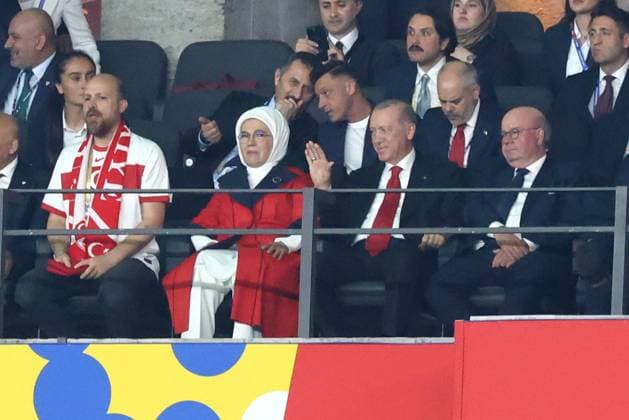 DEU, FIFA, EM 2024, NED vs TUR, 06 07 2024, Berliner Olympiastadion, Berlin, DEU, FIFA, EM 2024, NED vs TUR, in the picture VIP box, Erdogan with wife, Mehmet Oezil Photo Juergen Engler nordphoto GmbH nordphotoxGmbHx xEngler nph00076
