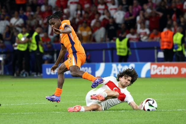 DEU, FIFA, EM 2024, NED vs TUR, 06 07 2024, Berliner Olympiastadion, Berlin, DEU, FIFA, EM 2024, NED vs TUR, in the picture Jeremie Frimpong NED 12 , Ferdi Kadõoglu TUR 20 Photo Juergen Engler nordphoto GmbH nordphotoxGmbHx xEngler nph00076