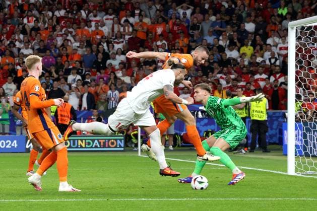 DEU, FIFA, EM 2024, NED vs TUR, 06 07 2024, Berliner Olympiastadion, Berlin, DEU, FIFA, EM 2024, NED vs TUR, in the picture Bart Verbruggen NED 1 , Stefan De Vrij NED 6 , Jerdy Schouten NED 24 , Abduelkerim Bardakci TUR 14 Photo Juergen Engler nordphoto GmbH nordphotoxGmbHx xEngler nph00076