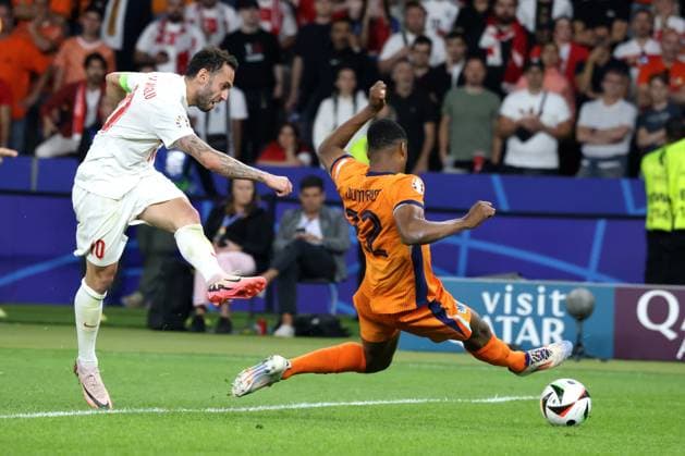 DEU, FIFA, EM 2024, NED vs TUR, 06 07 2024, Berliner Olympiastadion, Berlin, DEU, FIFA, EM 2024, NED vs TUR, in the picture Denzel Dumfries NED 22 , Hakan Calhanoglu TUR 10 Foto Juergen Engler nordphoto GmbH nordphotoxGmbHx xEngler nph00076