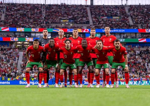 01 07 2024, Football UEFA EURO 2024, Round of 16, Portugal Slovenia, in the Frankfurt Arena Frankfurt am Main, team photo front row from left Joao Cancelo Portugal , Rafael Leao Portugal , Vitinha Portugal , Nuno Mendes Portugal , Bernardo Silva Portugal , Bruno Fernandes Portugal back row from left Diogo Costa Portugal , Pepe Portugal , Joao Palhinha Portugal , Ruben Dias Portugal and Cristiano Ronaldo Portugal