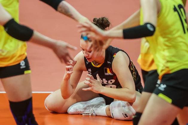 (240707) -- MANILA, July 7, 2024 -- Noor Debouck (Back) of Belgium reacts after failing to save the ball during the 3rd place match between Vietnam and Belgium at the FIVB Women s Volleyball Challenger Cup 2024 in Manila, the Philippines, on July 7, 2024. ) (SP)PHILIPPINES-MANILA-VOLLEYBALL-FIVB WOMEN S CHALLENGER CUP 2024-VIETNAM VS BELGIUM RouellexUmali 
