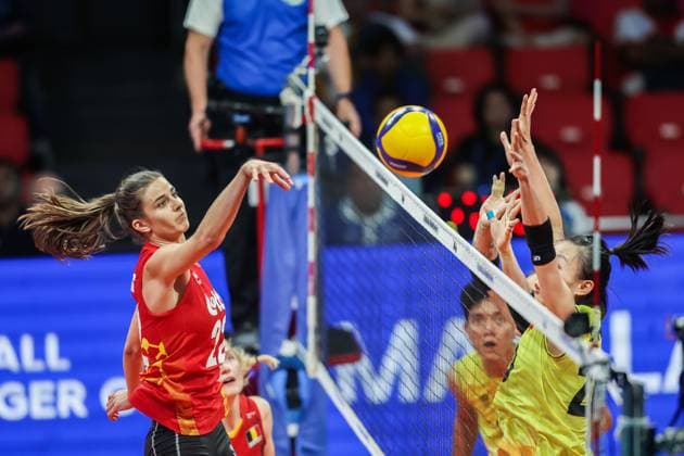 (240707) -- MANILA, July 7, 2024 -- Anna Koulberg (L) of Belgium spikes the ball during the 3rd place match between Vietnam and Belgium at the FIVB Women s Volleyball Challenger Cup 2024 in Manila, the Philippines, on July 7, 2024. ) (SP)PHILIPPINES-MANILA-VOLLEYBALL-FIVB WOMEN S CHALLENGER CUP 2024-VIETNAM VS BELGIUM RouellexUmali 