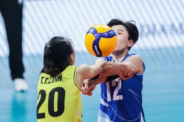 (240707) -- MANILA, July 7, 2024 -- Tran Tu Linh (L) and Nguyen Khanh Dang of Vietnam return the ball during the 3rd place match between Vietnam and Belgium at the FIVB Women s Volleyball Challenger Cup 2024 in Manila, the Philippines, on July 7, 2024. ) (SP)PHILIPPINES-MANILA-VOLLEYBALL-FIVB WOMEN S CHALLENGER CUP 2024-VIETNAM VS BELGIUM RouellexUmali 