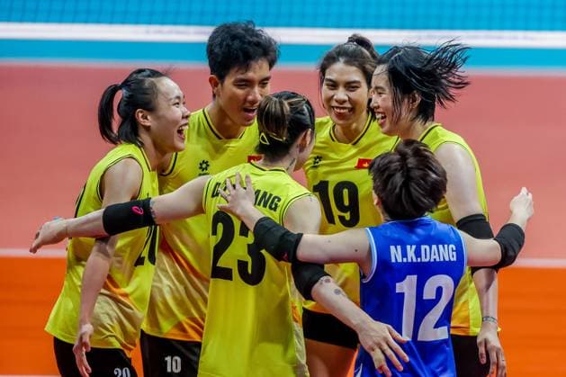 (240707) -- MANILA, July 7, 2024 -- Players from Vietnam celebrate scoring during the 3rd place match between Vietnam and Belgium at the FIVB Women s Volleyball Challenger Cup 2024 in Manila, the Philippines, on July 7, 2024. ) (SP)PHILIPPINES-MANILA-VOLLEYBALL-FIVB WOMEN S CHALLENGER CUP 2024-VIETNAM VS BELGIUM RouellexUmali 