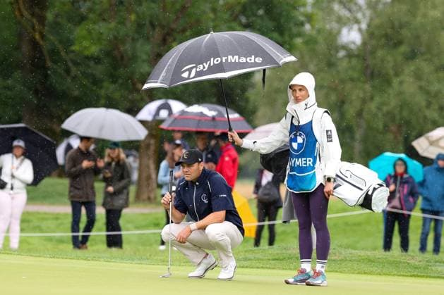 Martin Kaymer GER reading the putting line, Martin Kaymers caddy, his wife Irene Scholz, BMW International Open 2024, Golf, DP World Tour, Men, Final, 07 07 2024 Moosinning Bavaria Germany Copyright: xkolbert-press ChristianxKolbertx