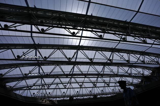 Another day of rain sees the roof closed on Centre Court Wimbledon Tennis Championships, Day 7, The All England Lawn Tennis and Croquet Club, London, UK - 07 Jul 2024  Copyright: xJavierxGarcia Shutterstockx 14575058a