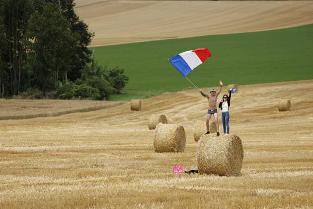 Sport Bilder des Tages French cycling fans pictured on a hay bale during stage 9 of the 2024 Tour de France cycling race, from Troyes to Troyes, France (199 km) on Sunday 07 July 2024. The 111th edition of the Tour de France starts on Saturday 29 June and will finish in Nice, France on 21 July. POOLxJANxDExMEULENEIR  x96009596x