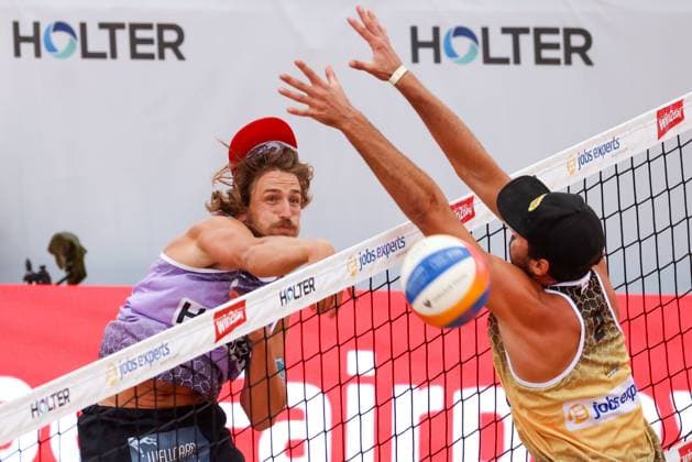 Sport Bilder des Tages Beach volleyball, Beachvolleyball - Pro Beach Battle Masters SEEWALCHEN,AUSTRIA,07.JUL.24 - BEACH VOLLEYBALL - Beach Volleyball Tour PRO, Pro Beach Battle Masters Litzlberg. Image shows Alexander Huber (AUT).  GEPAxpictures xMathiasxMandl