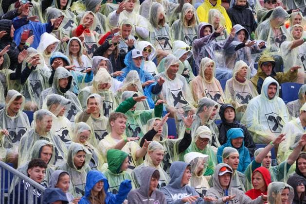 Beach volleyball, Beachvolleyball - Pro Beach Battle Masters SEEWALCHEN,AUSTRIA,07.JUL.24 - BEACH VOLLEYBALL - Beach Volleyball Tour PRO, Pro Beach Battle Masters Litzlberg. Image shows fans.  GEPAxpictures xMathiasxMandl