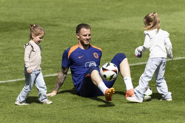 WOLFSBURG - Mark Fleken with his daughters Noe and Liva during a training session of the Dutch national team, Nationalteam at the AOK Stadium on July 7, 2024 in Wolfsburg, Germany. The Dutch national team is preparing for the semi-finals of the European Football Championship in Germany against England. ANP KOEN VAN WEEL UEFA EURO, EM, Europameisterschaft,Fussball 2024 2024 xVIxANPxSportx xxANPxIVx 502982197 originalFilename: 502982197.jpg